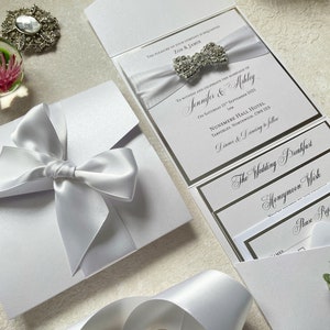 Wunderschönes handgefertigtes Olivia-Hochzeitseinladungsmuster | Elegante Schleife und Kristallverzierung