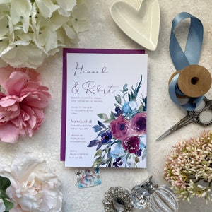 Lila & Blaue Hochzeitseinladung und Umschlag. Aquarell Blumen, Rosen und Grün. Nicht personalisiertes Muster.