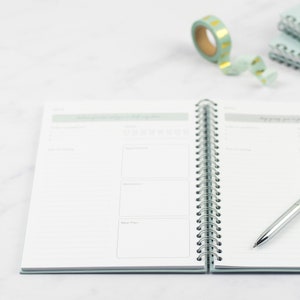 The ivf planner is wiro bound so it can open fully flat, the images shows the planner open and details the thickness of the front and back hardcovers.