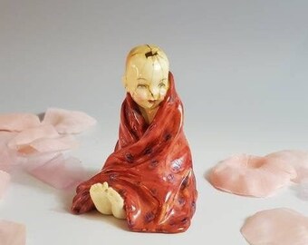Figura vintage de Royal Doulton "Este cerdito", HN 2125, bebé niño envuelto en una manta, figura de porcelana coleccionable para bebé, ideal para reparar.