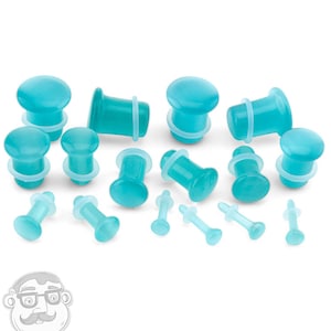 Op de afbeelding: Een set turquoise acryl oorstekers in verschillende maten. De oorstekers zijn gemaakt van glad, gepolijst acryl en hebben een doorschijnende, licht matte afwerking.