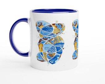 Original Kunstwerk 'Fish Plural' Blau auf Weiß 11 Unzen Keramikbecher mit Farbe im Inneren