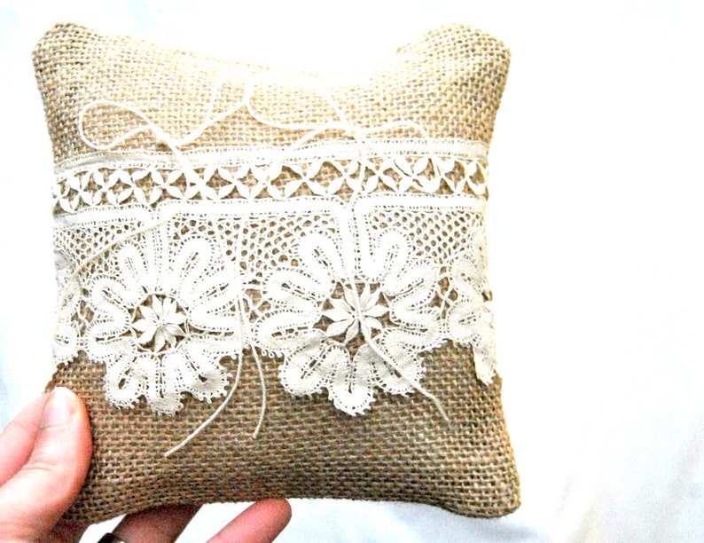Coussin Vintage Rustique En Toile De Jute Avec Dentelle Pour Alliances De Mariage 19x19 Cm
