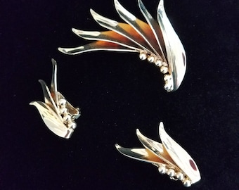 Kramer Brooch Earrings Set - Vintage brooch and clip on earrings bright gold tone set, marked Kramer of New York