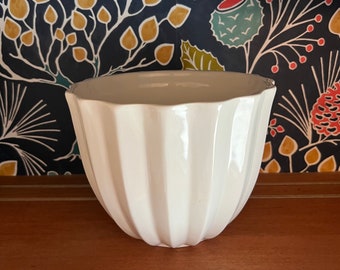 Vintage Haeger White Fluted, Ribbed Planter No. 197/MCM Modern Haeger Planter Pot/Vintage Planter