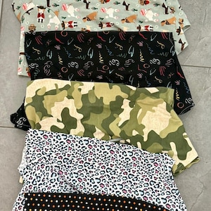 Op de afbeelding: Een witte keramische mok met een zwart handvat en de tekst "But First, Coffee" in een zwarte, vette letter. De mok staat op een wit oppervlak.