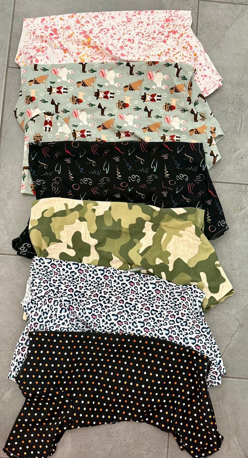 Op de afbeelding: Een witte keramische mok met een zwart handvat en de tekst "But First, Coffee" in een zwarte, vette letter. De mok staat op een wit oppervlak.