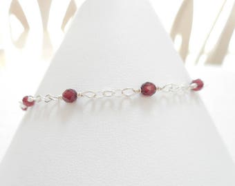 Pulsera delicada de granate: joyería de piedras preciosas engarzadas en alambre de plata de ley