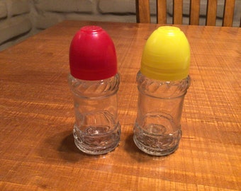 Vintage Bullet shaped Salt and Pepper Shakers Atomic Beautiful condition Yellow and clear plastic
