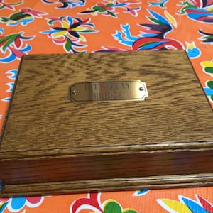 Caja o soporte para tarjetas de puente de madera hecho a mano con tapa vintage - por James Matzek