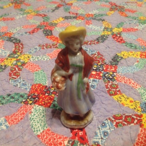 Vintage hand painted ceramic colonial lady figurine - Occupied Japan