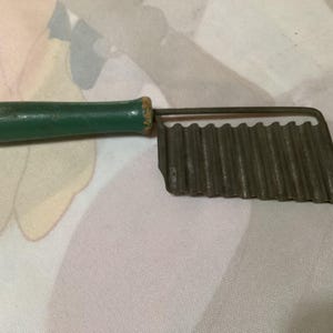 Vintage köksredskap - skrynkelskärare, knivslipare, degmixer, matskärare, glass- och matfettskopor - säljs separat bild 4