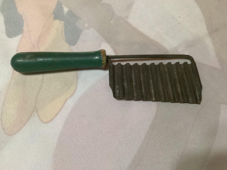 Vintage köksredskap - skrynkelskärare, knivslipare, degmixer, matskärare, glass- och matfettskopor - säljs separat bild 4
