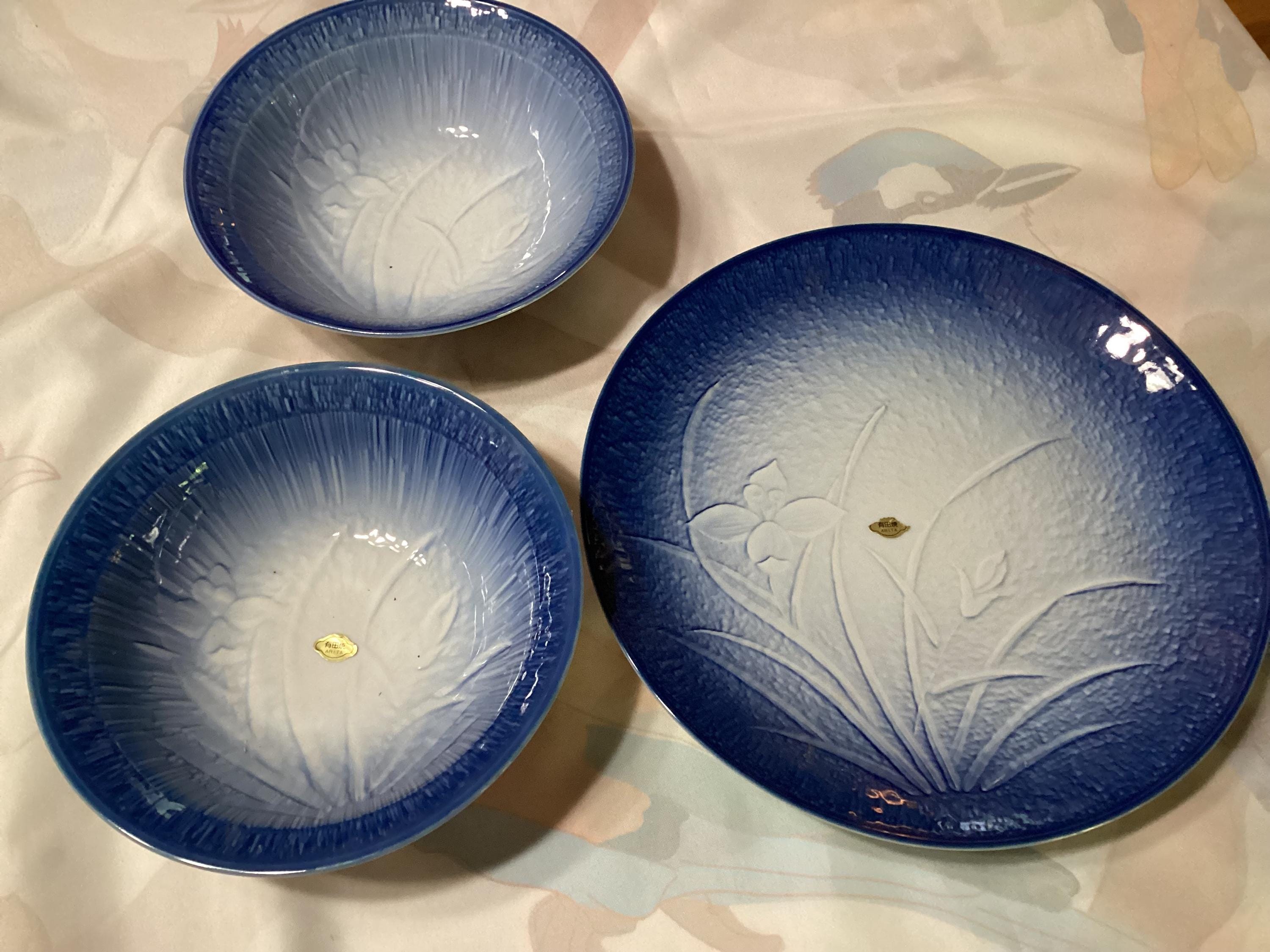 有田焼　萬泉窯　菖蒲orあやめ大中小皿4枚　直径約24cm14cm10cm ヴィンテージ有田焼 萬泉 足付き菖蒲大皿とボウル2個 - 日本 - Etsy 日本