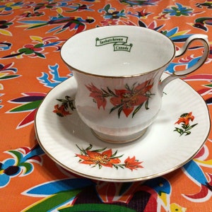 Vintage Queen's Fine Bone China Teetasse und Untertasse mit Tiger Lily Design - Rosina China, England, Souvenir von Saskatchewan