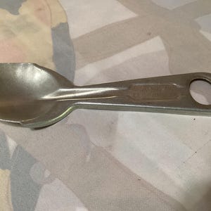 Vintage köksredskap - skrynkelskärare, knivslipare, degmixer, matskärare, glass- och matfettskopor - säljs separat bild 10