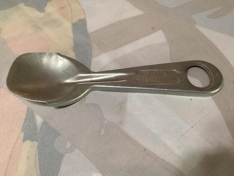 Vintage köksredskap - skrynkelskärare, knivslipare, degmixer, matskärare, glass- och matfettskopor - säljs separat bild 10