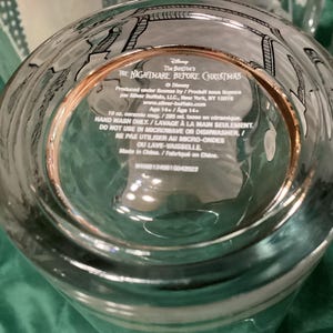 Puede incluir: Una taza de vidrio transparente con una base que incluye el texto impreso Disney Tim Burton's The Nightmare Before Christmas, capacidad de 295 ml, instrucciones de lavado a mano y advertencias contra el uso en microondas o lavavajillas, hecha en China.