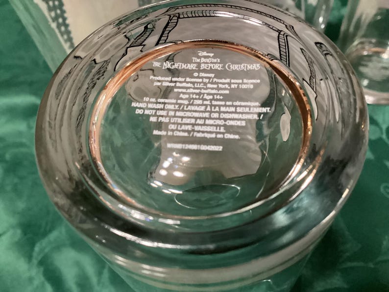 Puede incluir: Una taza de vidrio transparente con una base que incluye el texto impreso Disney Tim Burton's The Nightmare Before Christmas, capacidad de 295 ml, instrucciones de lavado a mano y advertencias contra el uso en microondas o lavavajillas, hecha en China.
