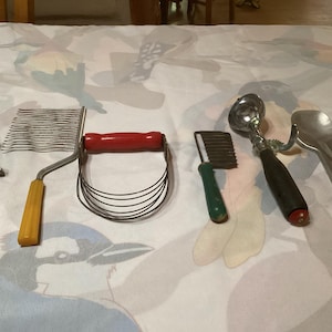Vintage köksredskap - skrynkelskärare, knivslipare, degmixer, matskärare, glass- och matfettskopor - säljs separat bild 1