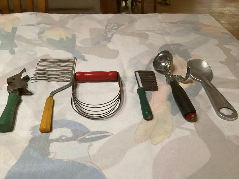 Vintage köksredskap - skrynkelskärare, knivslipare, degmixer, matskärare, glass- och matfettskopor - säljs separat bild 1