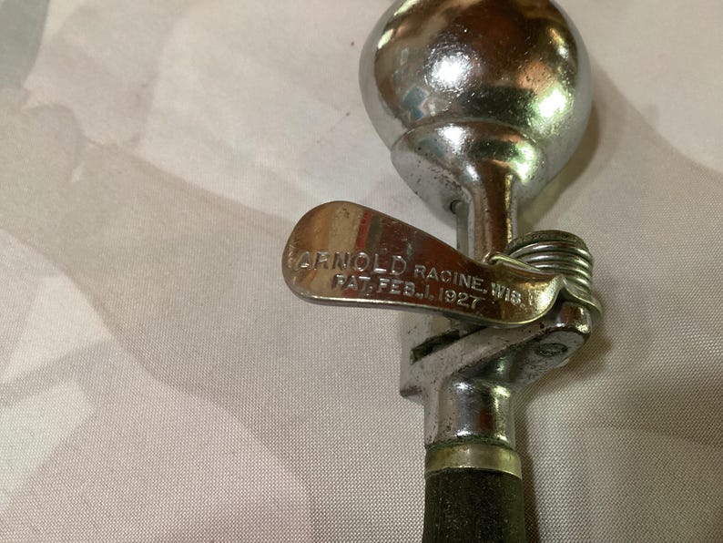 Vintage köksredskap - skrynkelskärare, knivslipare, degmixer, matskärare, glass- och matfettskopor - säljs separat bild 8