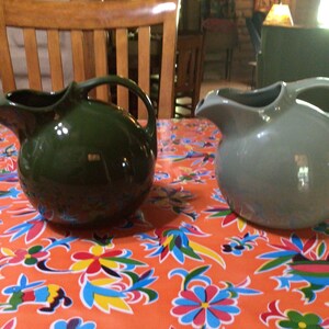 Vintage Hall China 633 Mid Century Light Green y Avocado Green Ball Pitchers - se venden por separado