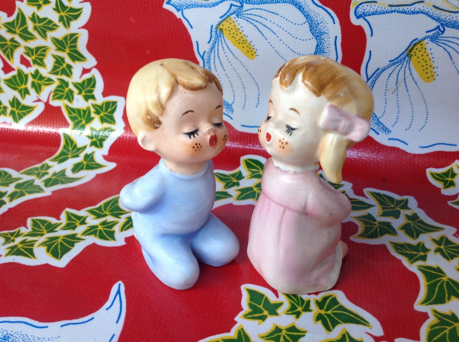 Vintage Inarco Kissing Babies Salt Pepper Shakers, RARE, Cake Topper, Kissing Kids, Babies on