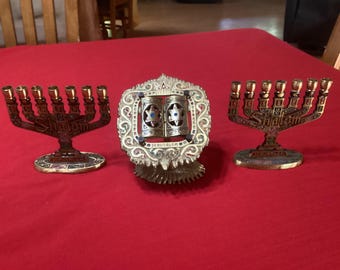 Menorás antiguas de latón de siete brazos y Diez Mandamientos (recuerdos de Jerusalén) se venden por separado.