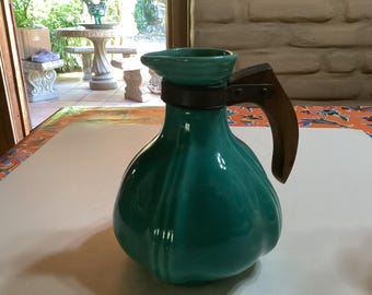 Jarra verde vintage de meados do século da Padre Potter da Califórnia com cabo de madeira