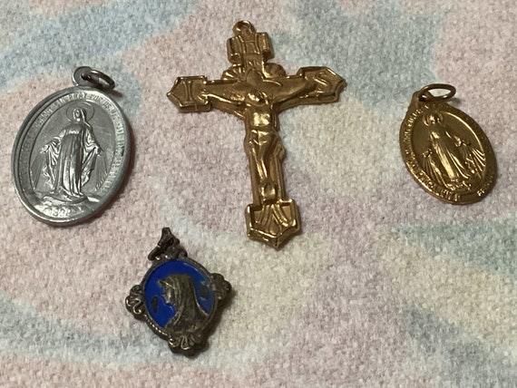 Vintage set of 4  Religious Themed medals- crucif… - image 1