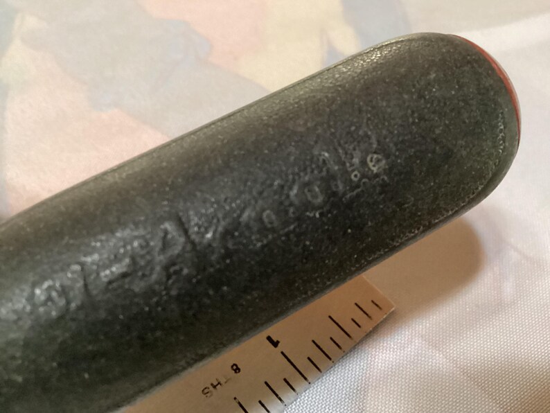 Vintage köksredskap - skrynkelskärare, knivslipare, degmixer, matskärare, glass- och matfettskopor - säljs separat bild 9