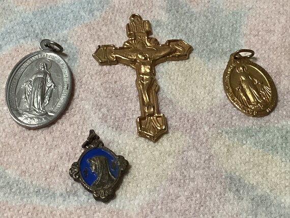 Vintage set of 4  Religious Themed medals- crucif… - image 2
