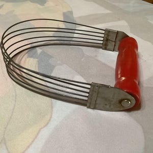 Vintage köksredskap - skrynkelskärare, knivslipare, degmixer, matskärare, glass- och matfettskopor - säljs separat bild 5