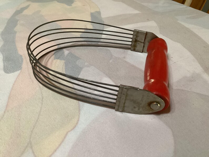 Vintage köksredskap - skrynkelskärare, knivslipare, degmixer, matskärare, glass- och matfettskopor - säljs separat bild 5