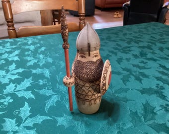 Figura de soldado Bogatyr ruso, hecha y tallada a mano, de arte popular antiguo.