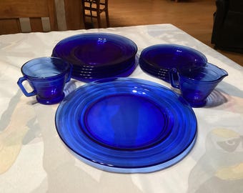 Platos de vidrio Depression azul cobalto Moderntone Hazel Atlas vintage, crema y azúcar (se venden por separado en lotes más pequeños)