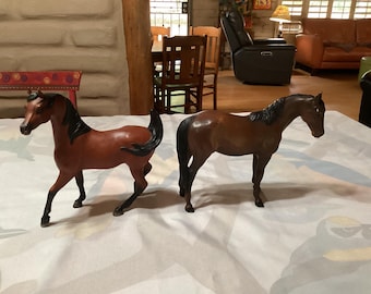 Figuras de juguete de caballos Breyer de plástico vintage (gre y American Quarter Horse), se venden por separado.