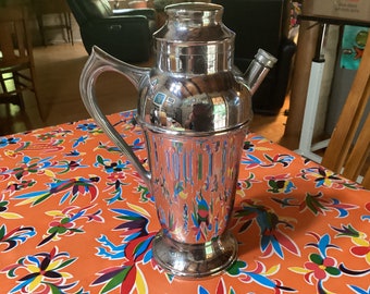 Vintage retro glanzend verchroomde cocktailshaker en kan met schroefdop en deksel