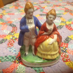 Vintage hand painted ceramic colonial couple figurine - Occupied Japan