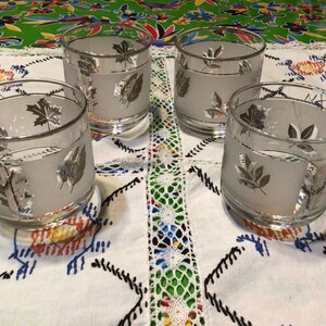 Vintage mid-century set of 4 Libbey frosted silver leaf design lo-ball or cocktail glasses