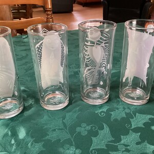 Puede incluir: Un juego de cuatro vasos transparentes, cada uno con una ilustraci&oacute;n blanca grabada distinta de personajes de Pesadilla antes de Navidad. Los dise&ntilde;os incluyen a Sally, Jack Skellington y otras figuras de la pel&iacute;cula, todos en un estilo esmerilado.