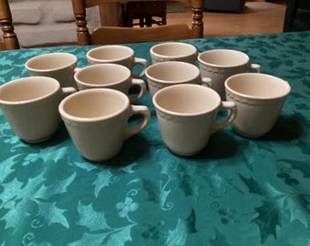 Vintage-Keramik-Kaffeetassen oder -Becher der Marke Syracuse China Restaurant Ware, beige, USA – werden in kleineren Sets verkauft