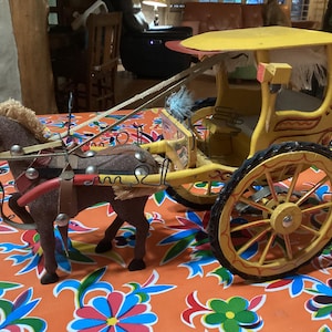 ヴィンテージのシチリアの手作りでペイントされたお土産の馬車