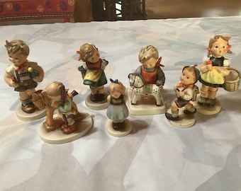 Vintage 7 met de hand beschilderde schattige keramische Goebel Hummel Beierse kinderfiguurtjes- Duitsland- wordt apart verkocht