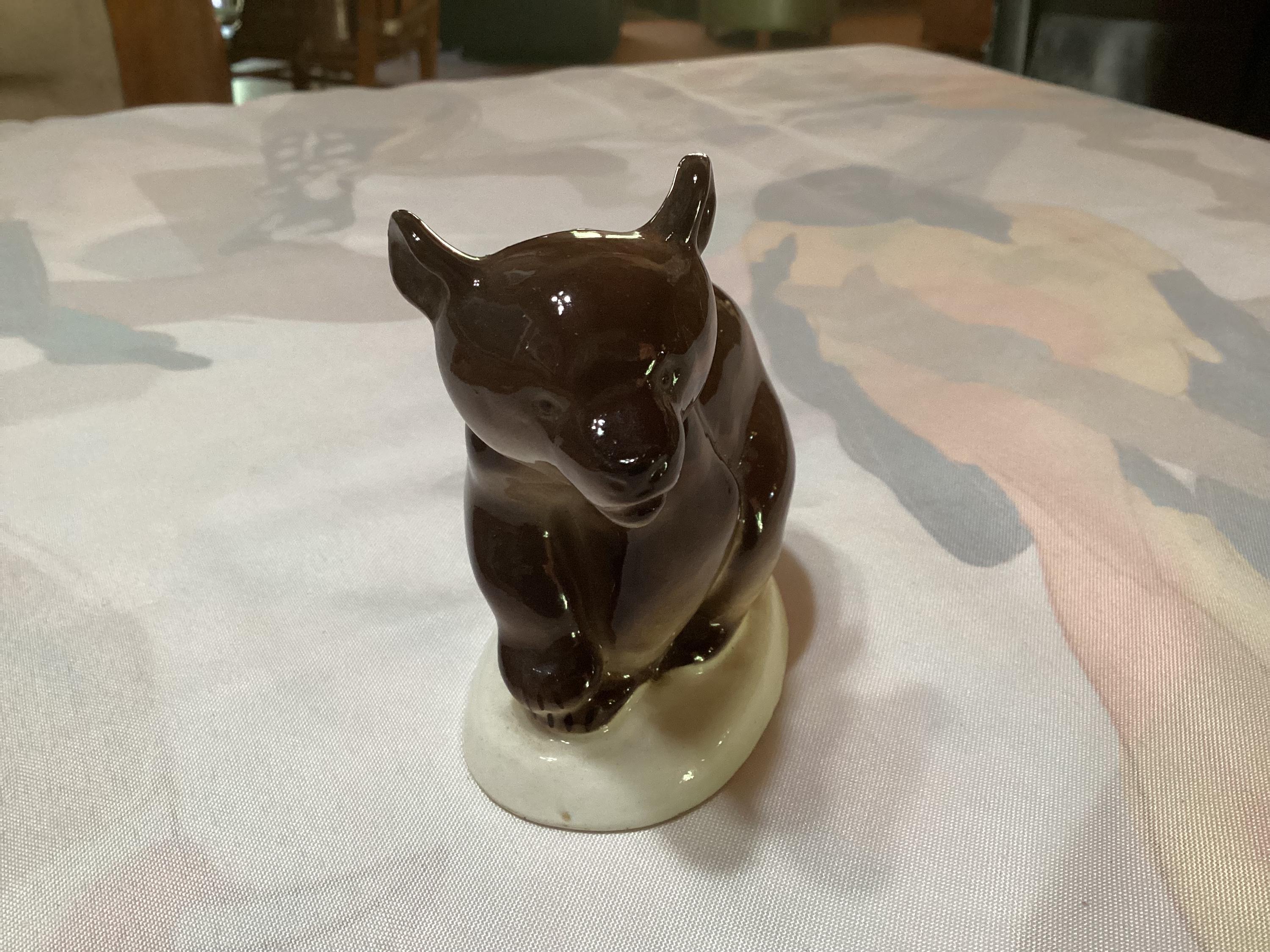 Made in USSR」の刻印がある、ヴィンテージのロモノーソフ磁器のクマの