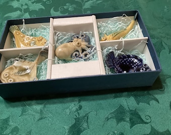 Juego vintage de 5 soportes o posapalillos de cerámica con motivos de criaturas marinas - Japón