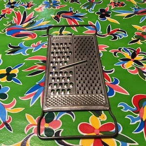 Vintage Metall All In One Zerkleinerer Reibe