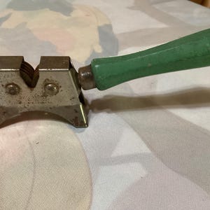 Vintage köksredskap - skrynkelskärare, knivslipare, degmixer, matskärare, glass- och matfettskopor - säljs separat bild 3