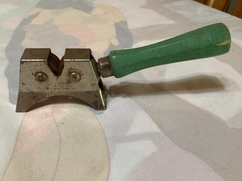 Vintage köksredskap - skrynkelskärare, knivslipare, degmixer, matskärare, glass- och matfettskopor - säljs separat bild 3